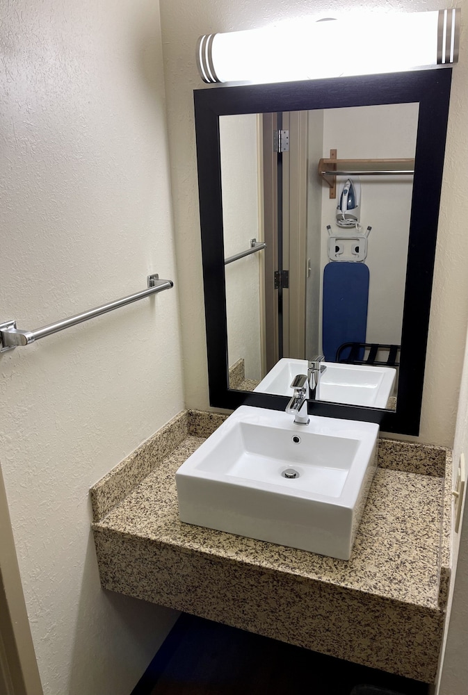 Red Roof Inn Sandusky Milan - photo 10