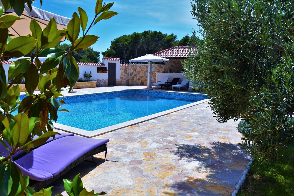 Villa Barbara Apartments — 4-Star Luxury Hotel in Selca, Croatia