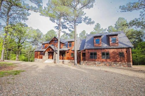 Stone Mountain Lodge 5000sqft 6 Bed Game Room Pool Table Hot Tub — 4-Star Luxury Hotel in Broken Bow, United States