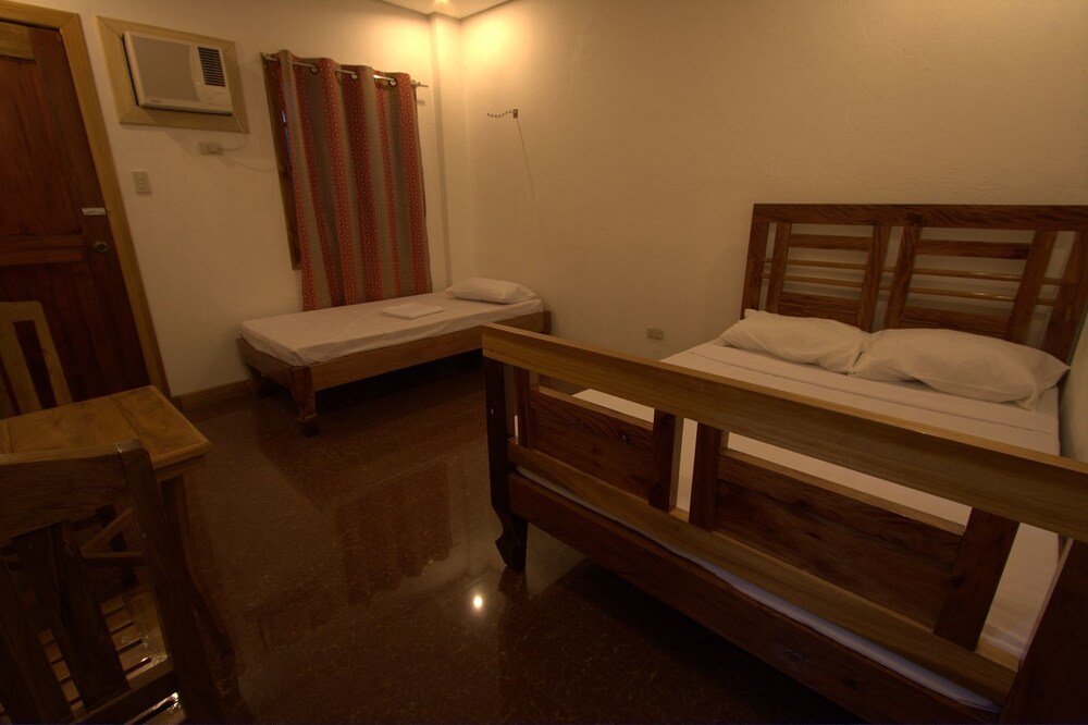 Century Gardens Hotel — Pasuquin — photo 4