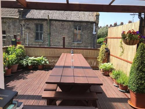 Large Modern Spacious House 6 Bedrooms 5 Bathrooms — 4-Star Luxury Hotel in London, United Kingdom