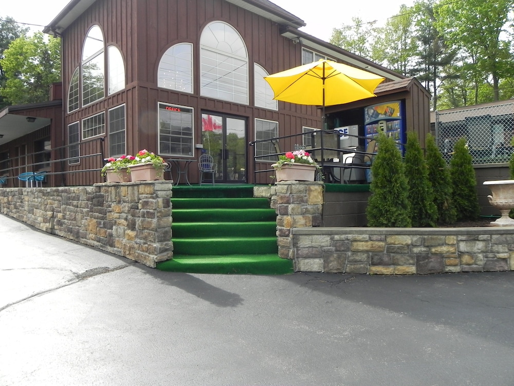 Mohican Resort Motel Conveniently located to all Lake George attractions - carbon neutral hotel in Queensbury
