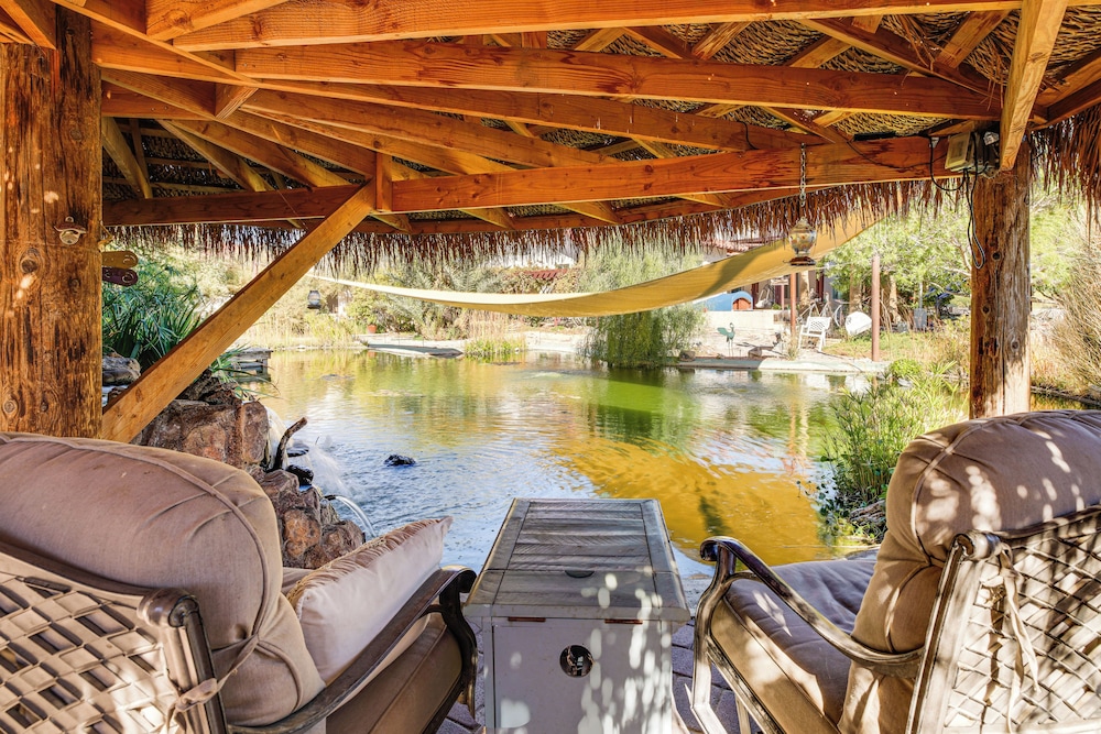 3 Mi to Dtwn Pahrump: Romantic Desert Oasis — hotel in Pahrump