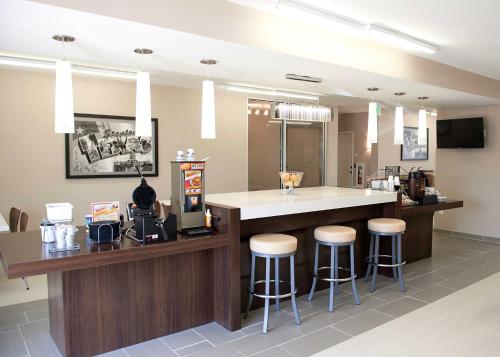 Super 8 by Wyndham Stanton - photo 4