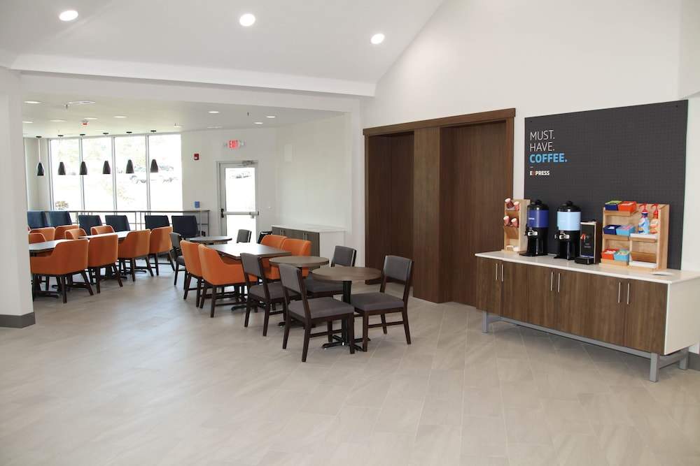 Holiday Inn Express Rocky Mount Sports Center an IHG Hotel - photo 3