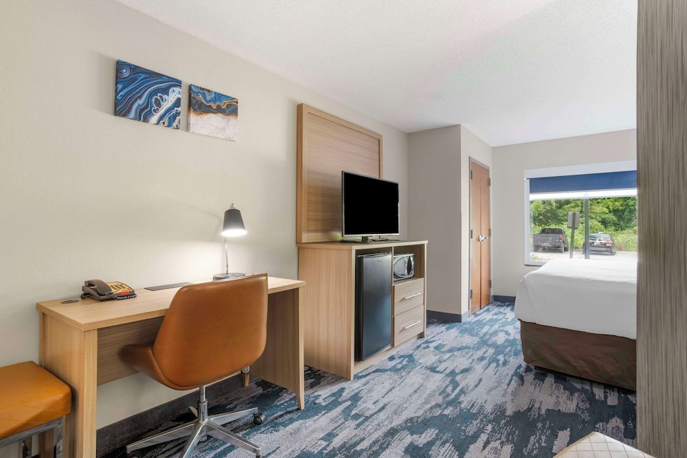 Comfort Suites At WestGate Mall - photo 10