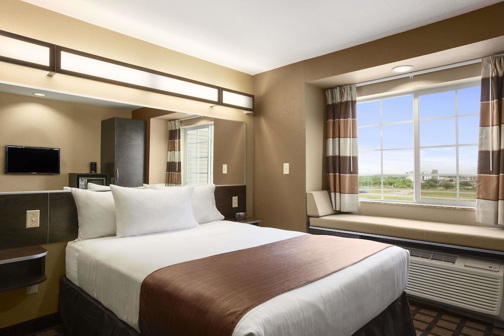 Microtel Inn & Suites by Wyndham Cotulla - photo 9