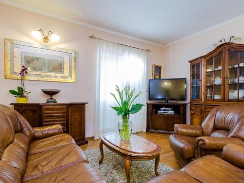 Apartment Paco Three Bedroom Apartment with Balcony and Sea View