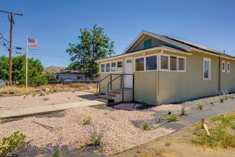 Walk to Dtwn Tehachapi: Updated Getaway w Yard — hotel in Tehachapi