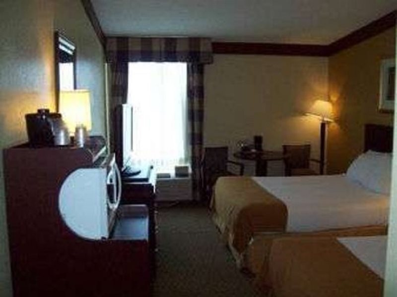 Days Inn & Suites by Wyndham Tahlequah - photo 10
