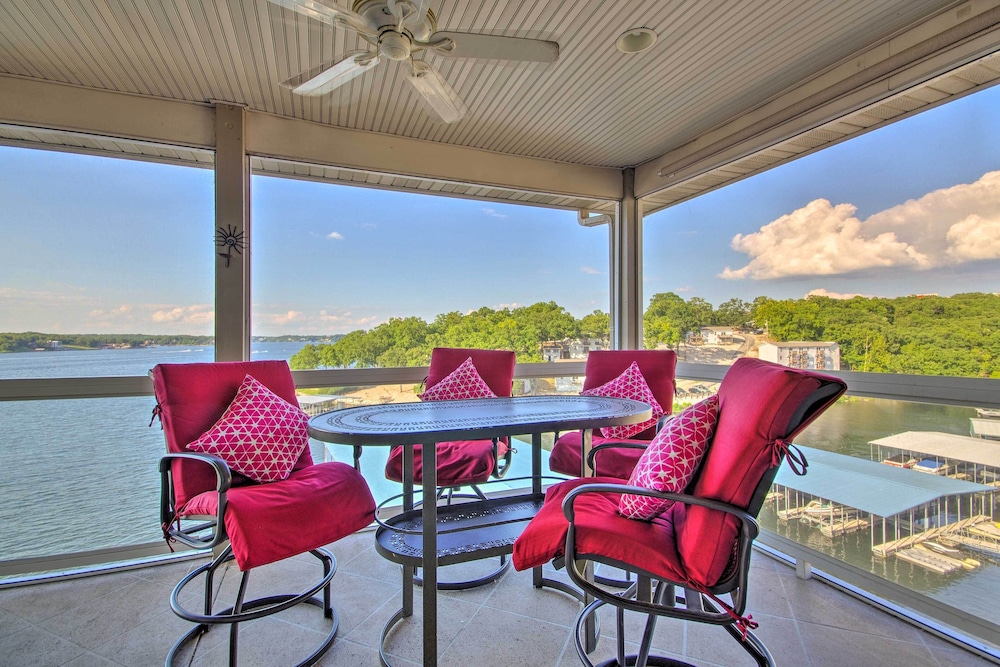 Relax by Pools Top Floor Lands End Corner Unit — 4-Star Luxury Hotel in Osage Beach, United States