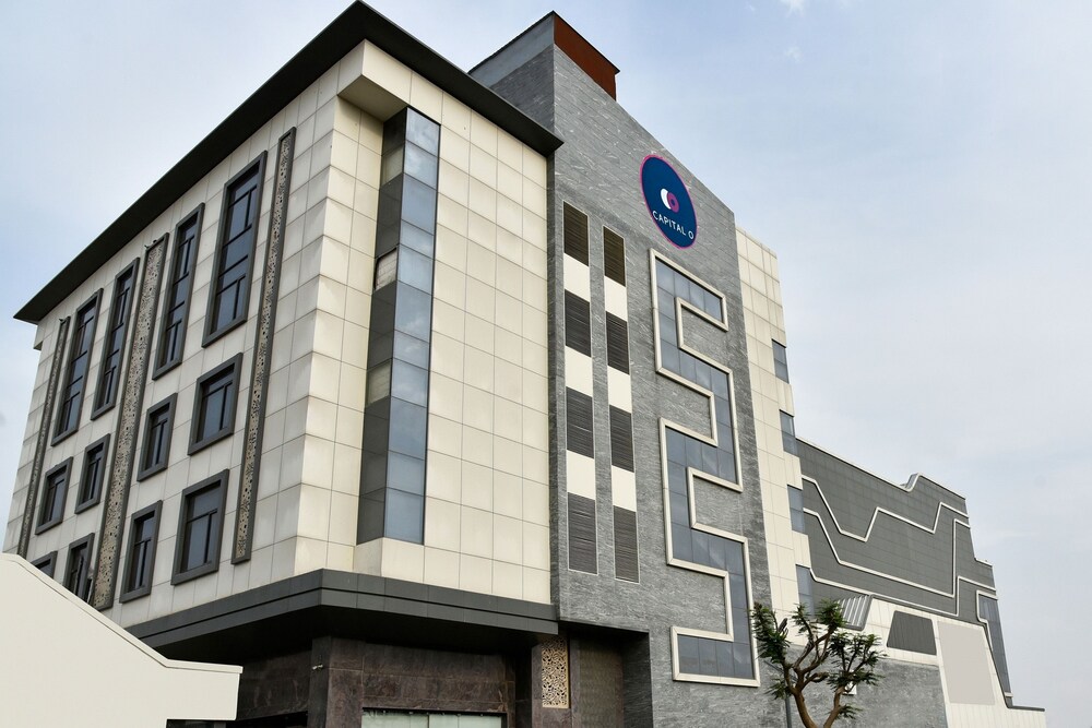 Capital O 31030 Crystal Park Kishangarh — hotel in Kishangarh