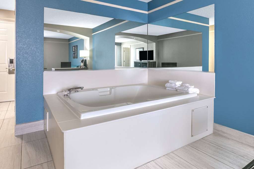 La Quinta Inn & Suites by Wyndham Weatherford - photo 27