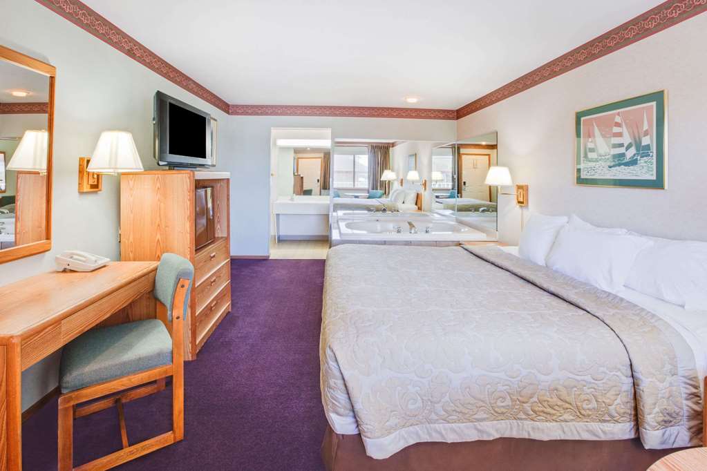 Super 8 by Wyndham Mackinaw City Beachfront Area - photo 9