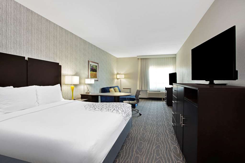 La Quinta Inn & Suites by Wyndham Palestine - photo 17