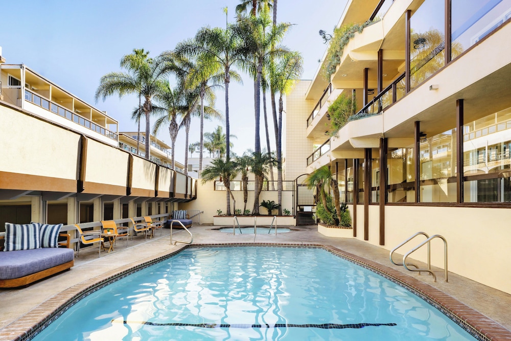 Pacific Edge Hotel - photo 72