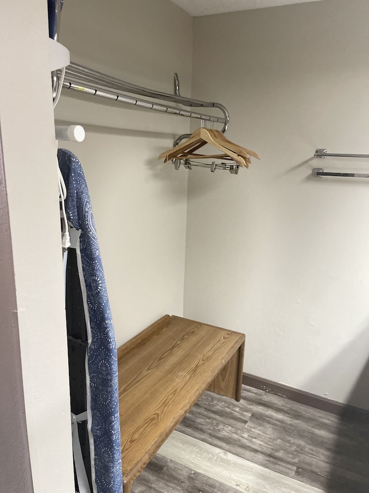 Royal Inn & Suites - photo 8