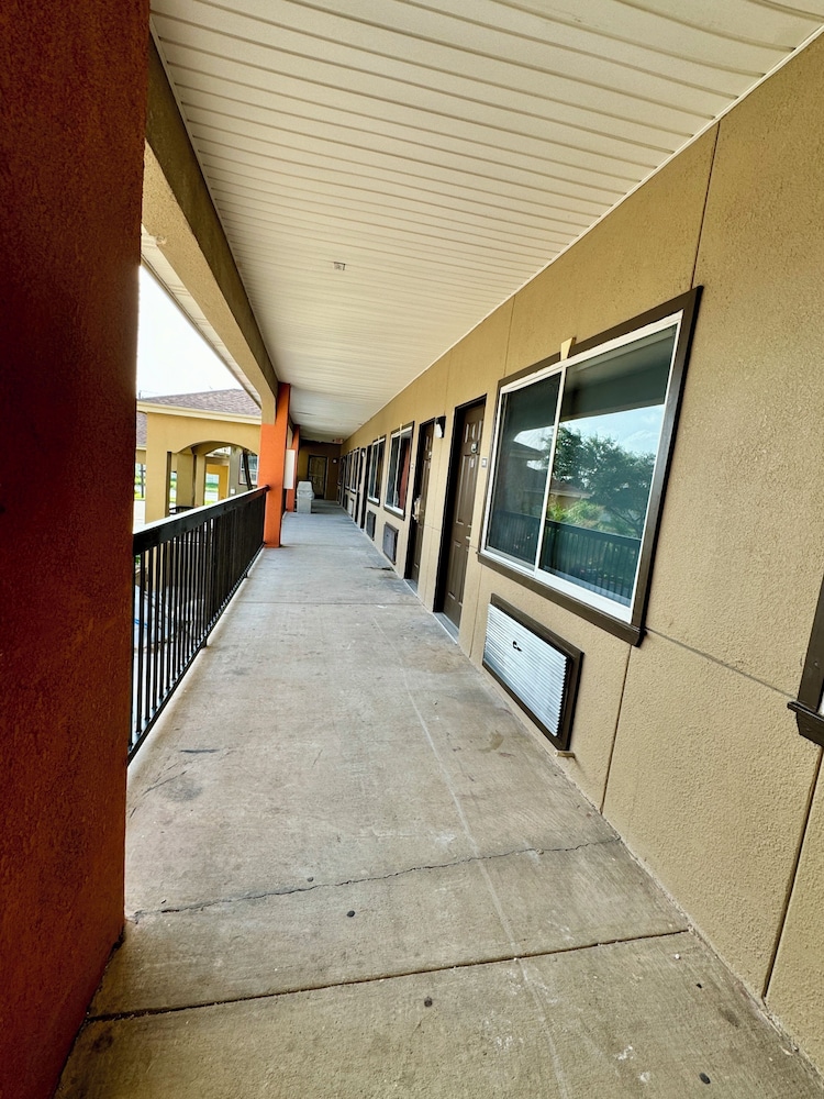Texas Inn and Suites City Center at University Dr. - photo 55