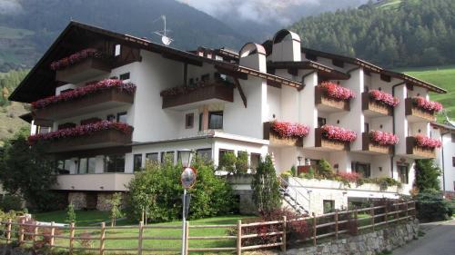 Hotel Am Fels - carbon neutral hotel in Senales