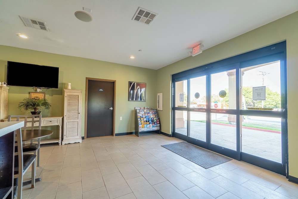 Moulton Inn & Suites By OYO Near Shiner TX - photo 7
