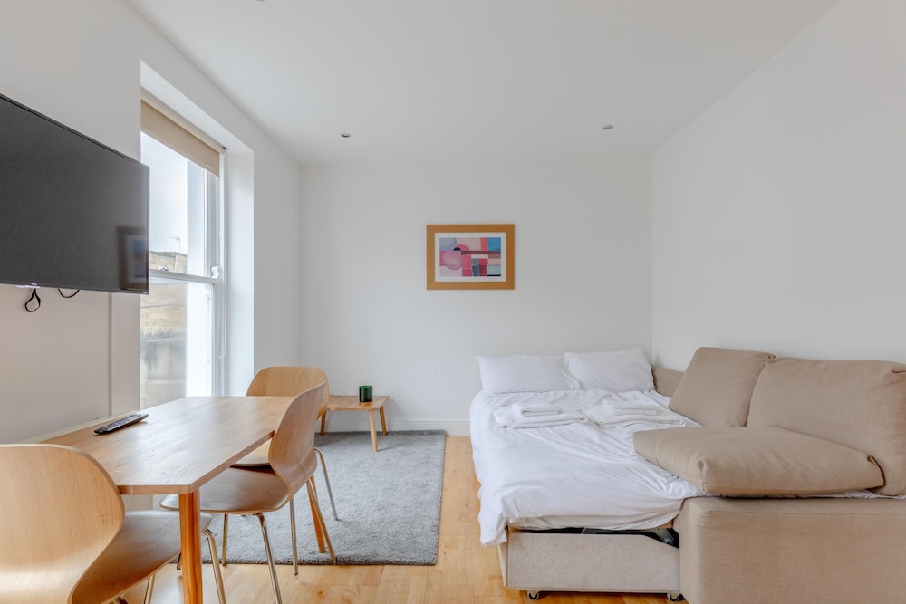 Bright and Spacious 1BD Flat Camden — 4-Star Luxury Hotel in London, United Kingdom