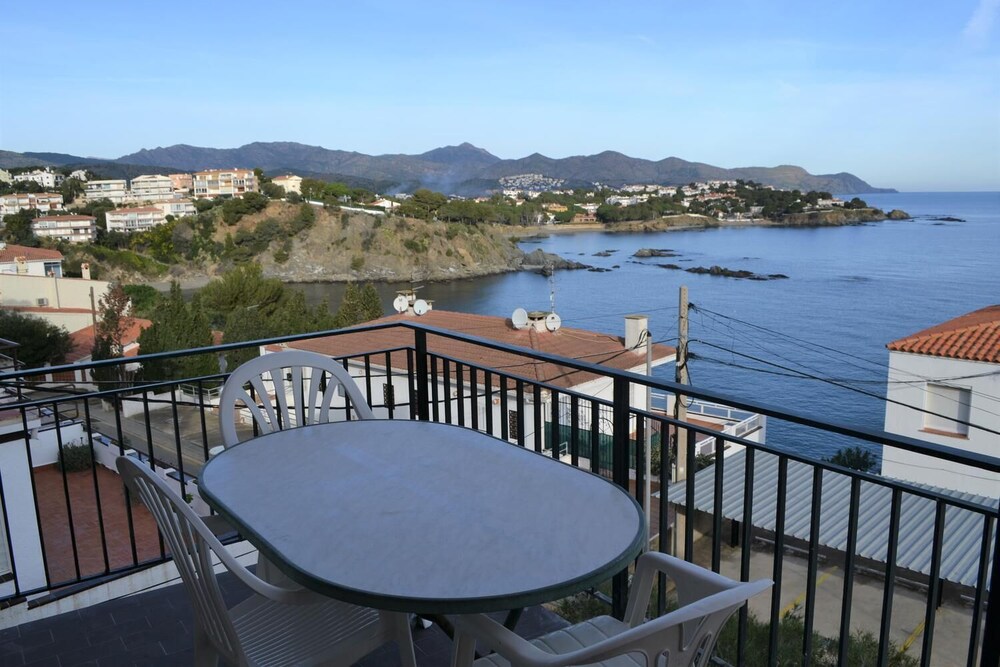 Cau Del Llop 12 — hotel in Llanca