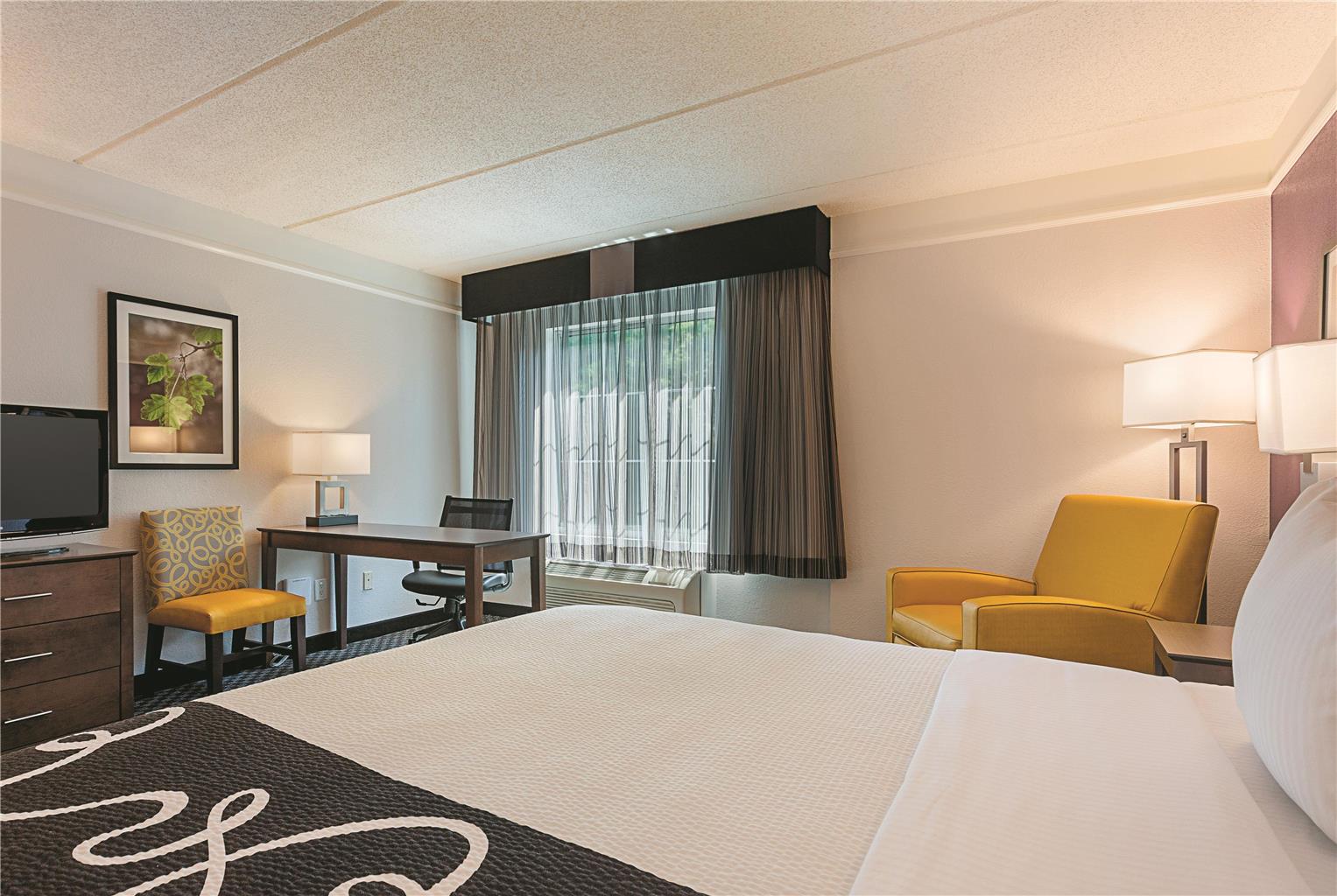 La Quinta Inn & Suites by Wyndham Atlanta Alpharetta - photo 27
