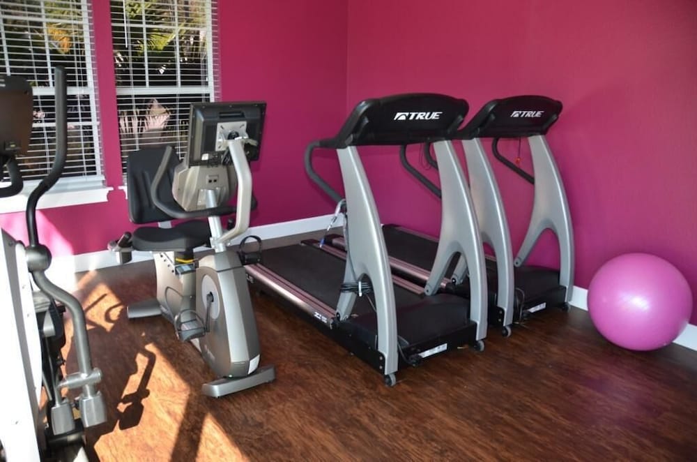Lucaya 4 Bedrooms 4 Baths Townhome Spacious Living Room - photo 17