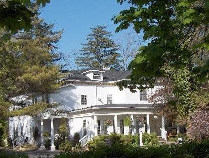 Brockamour Manor Bed and Breakfast — 4-Star Luxury Hotel in Niagara Falls, Canada