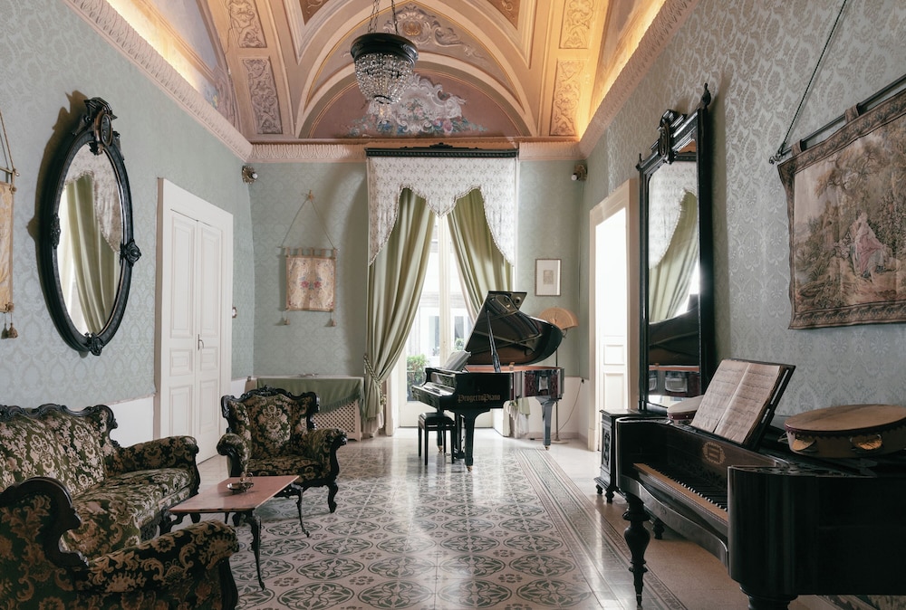 Carafa di Maddaloni B&B di Charme — 4-Star Luxury Hotel in Naples, Italy