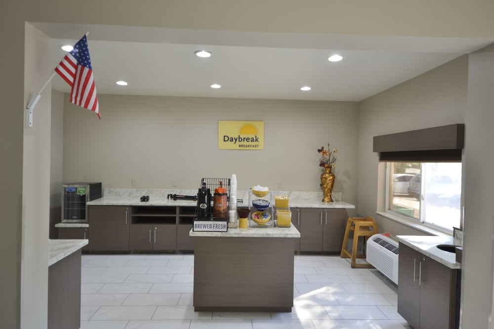 Days Inn & Suites by Wyndham Airport Albuquerque - photo 41