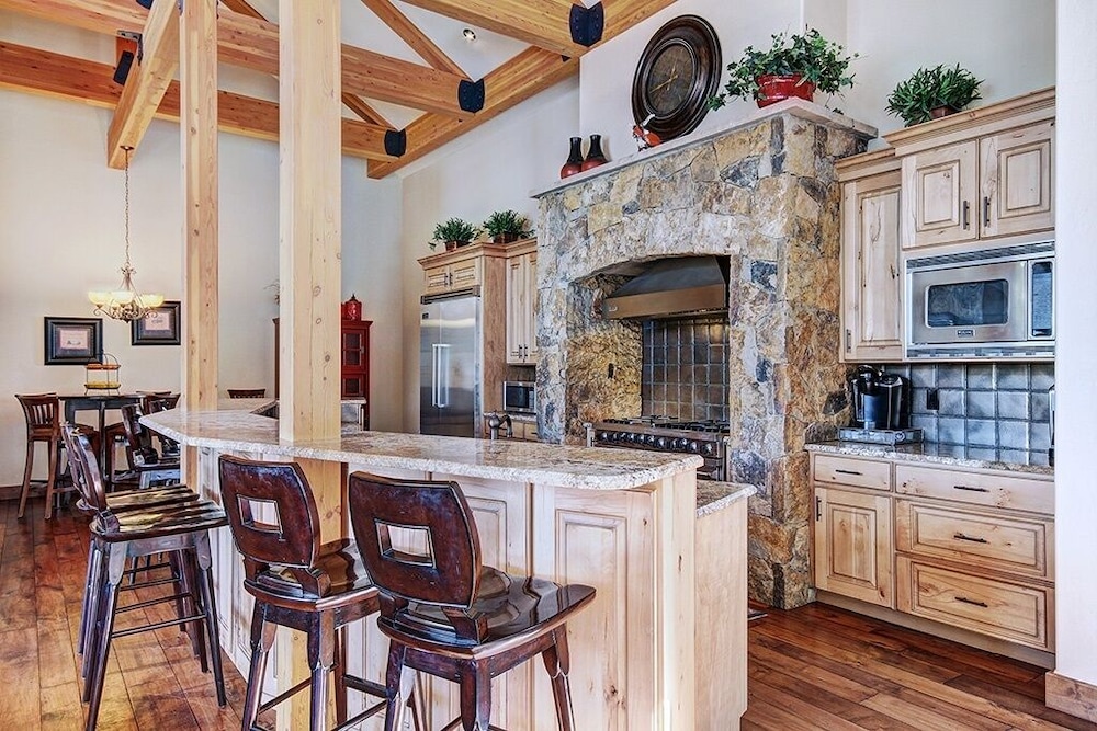 Mountain Majesty Manor Main Street by Pinnacle Lodging - photo 9