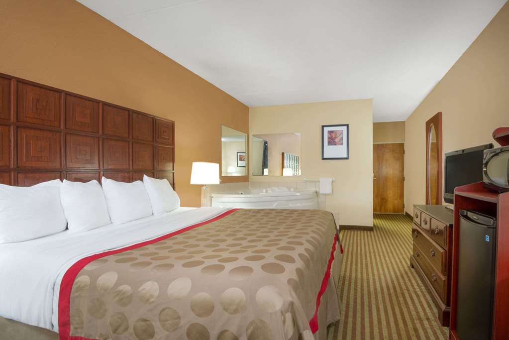 Ramada by Wyndham Columbus North - photo 16