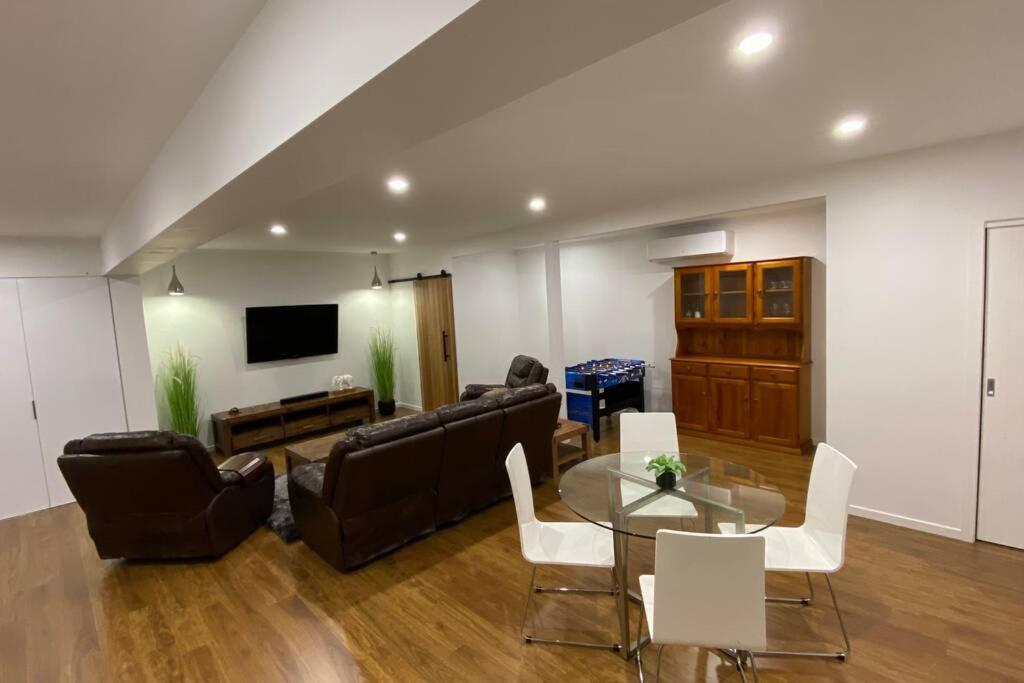 Spacious Contemporary and Self Contained with Beautiful Views — 4-Star Luxury Hotel in Kingston, Australia