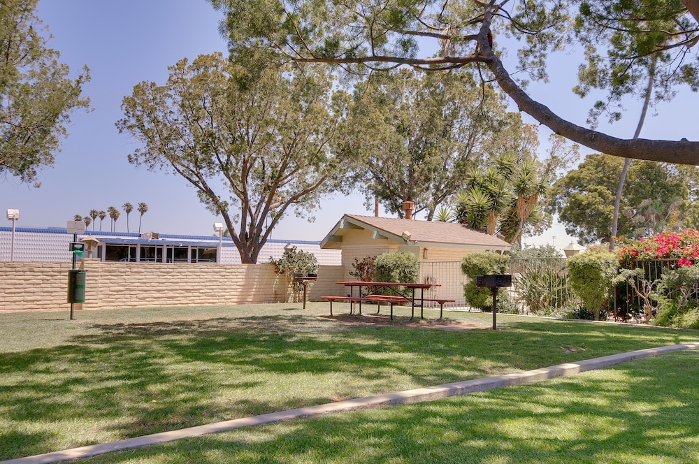 Vagabond Inn Oxnard - photo 24