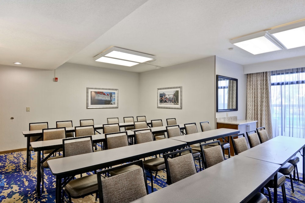 Hampton Inn Memphis Poplar - photo 34