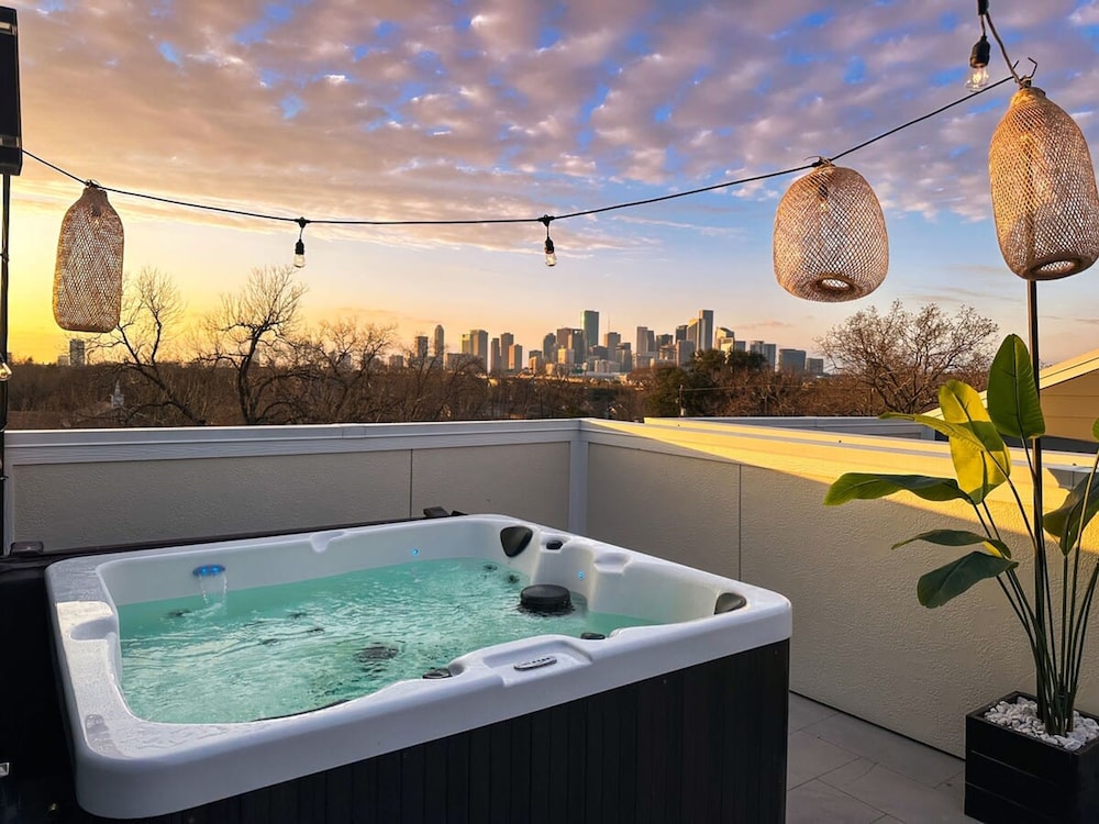 Paradise Palace Best Rooftop in HTX w Hot Tub - photo 17