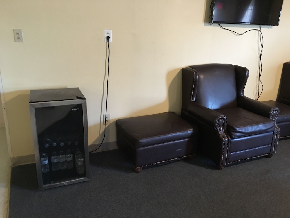 Reddy Inn and Suites - photo 13