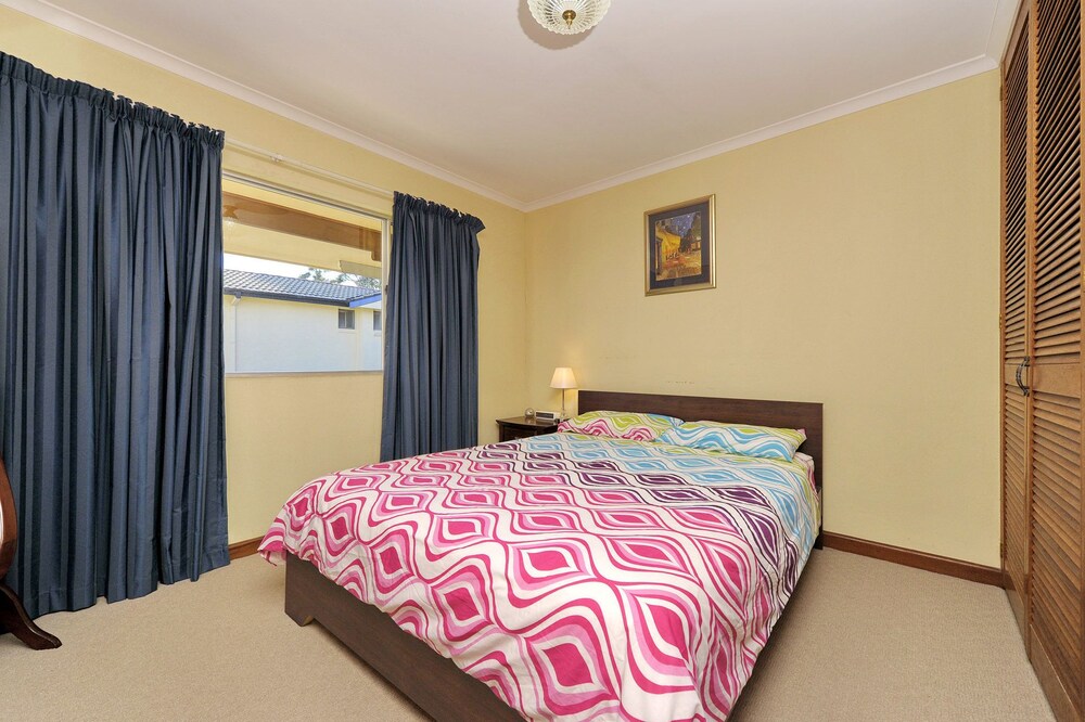 Shoal Bay Beach Apartments Unit 6 2 Shoal Bay Road — 4-Star Luxury Hotel in Shoal Bay, Australia