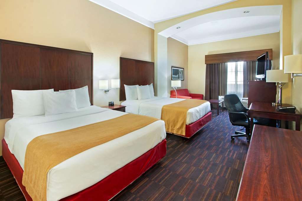 La Quinta Inn & Suites by Wyndham Albuquerque Midtown - photo 25