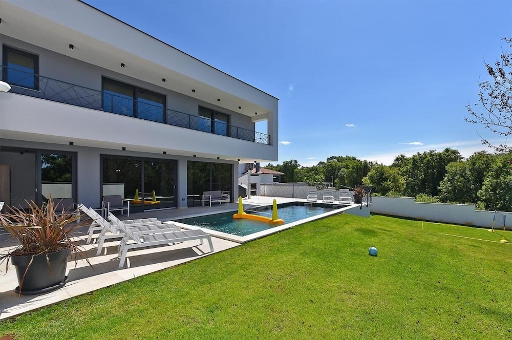 House Lina 2346 — 4-Star Luxury Hotel in Svetvincenat, Croatia