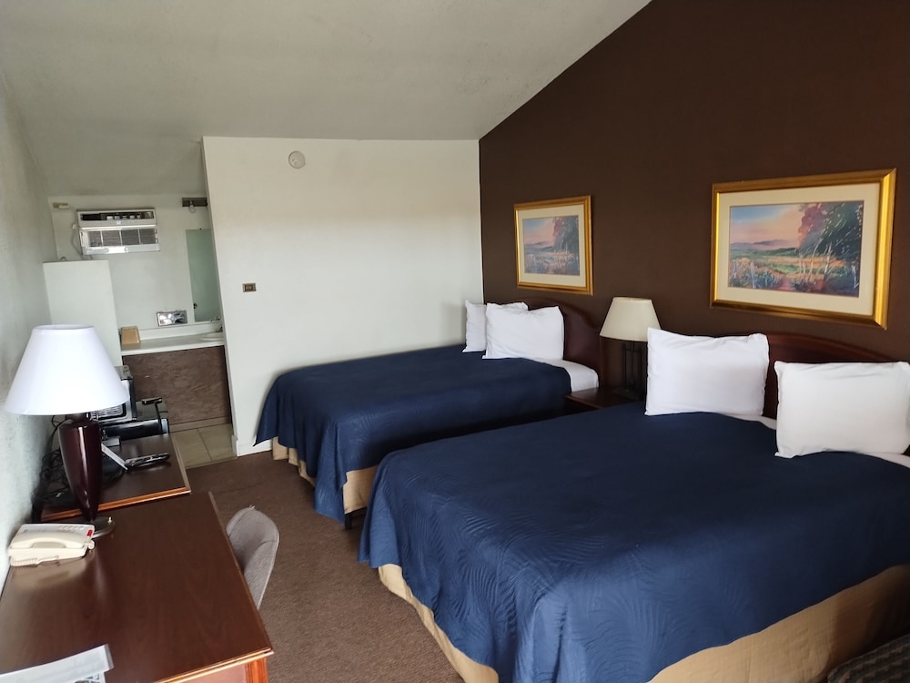 First Interstate Inn - photo 2