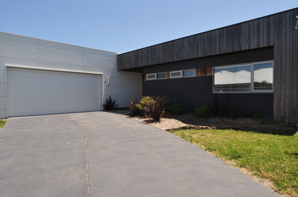 Sunnyside Surf Side Linen and Wifi included — 4-Star Luxury Hotel in Inverloch, Australia