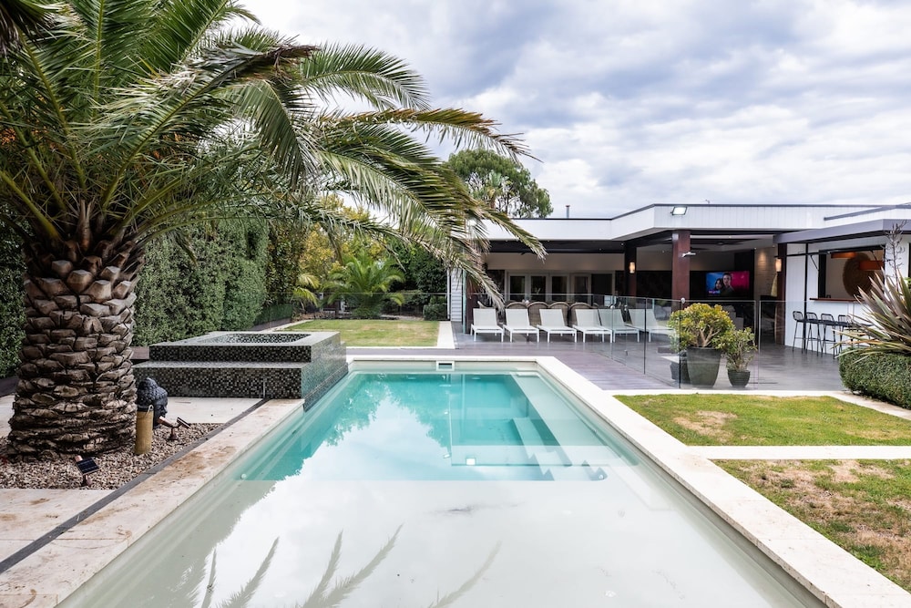 Bellini Bliss with Gas Heated Pool — 4-Star Luxury Hotel in Tootgarook, Australia
