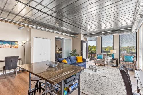 Downtown Ann Arbor 2 King Bed Balcony Apartment — 4-Star Luxury Hotel in Ann Arbor, United States