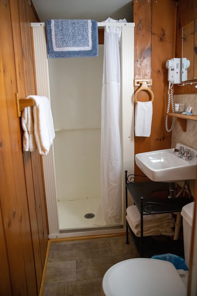 Isleview Motel and Cottages - photo 35