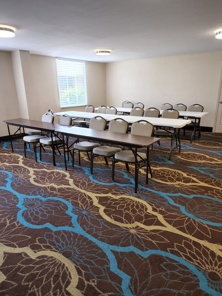 Red Roof Inn Knoxville Central Papermill Road - photo 27