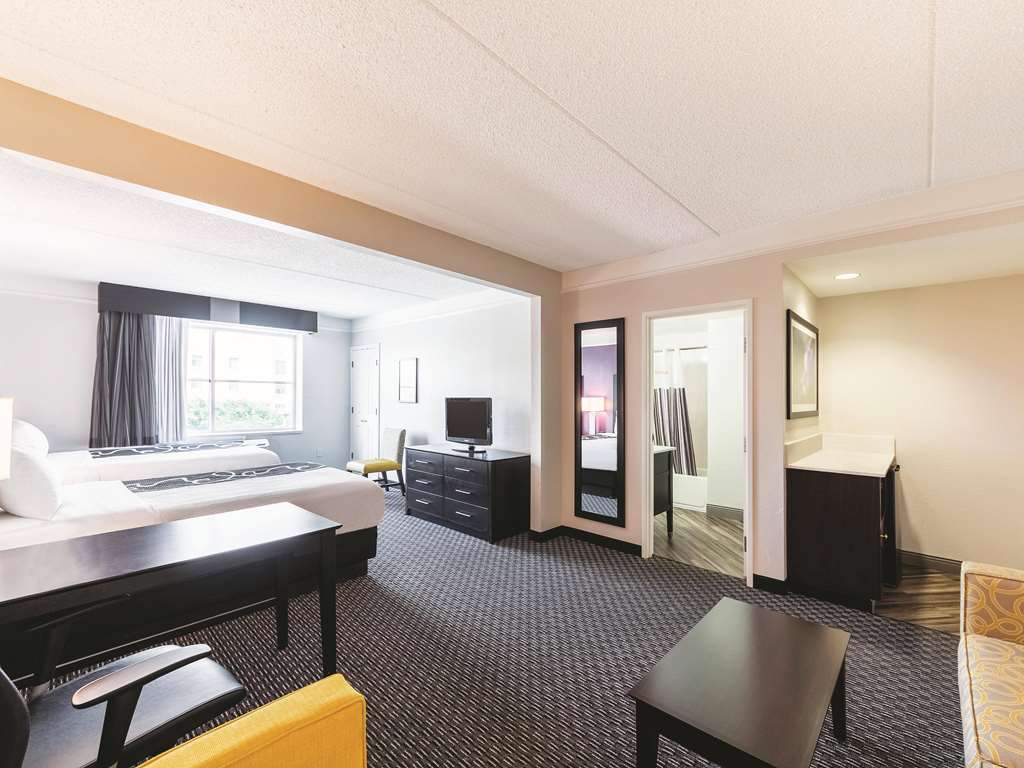 La Quinta Inn & Suites by Wyndham San Antonio Downtown - photo 21