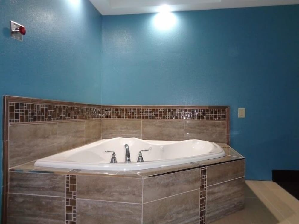 Plymouth Bay Inn and Suites - photo 15
