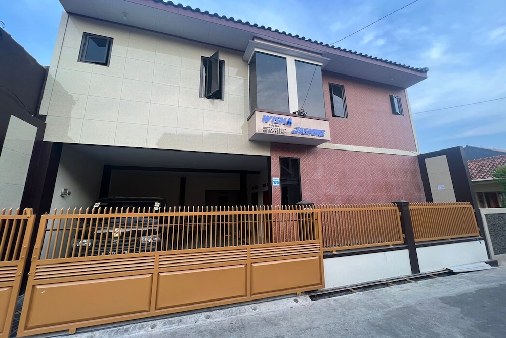 OYO Life 2884 Wisma Jatnika Syariah in Kuningan, Indonesia